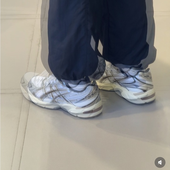 Asics Gel 1130 Mens Size 9 White Black brown
/ Women's US 10.5 Running Shoes - Picture 5 of 11